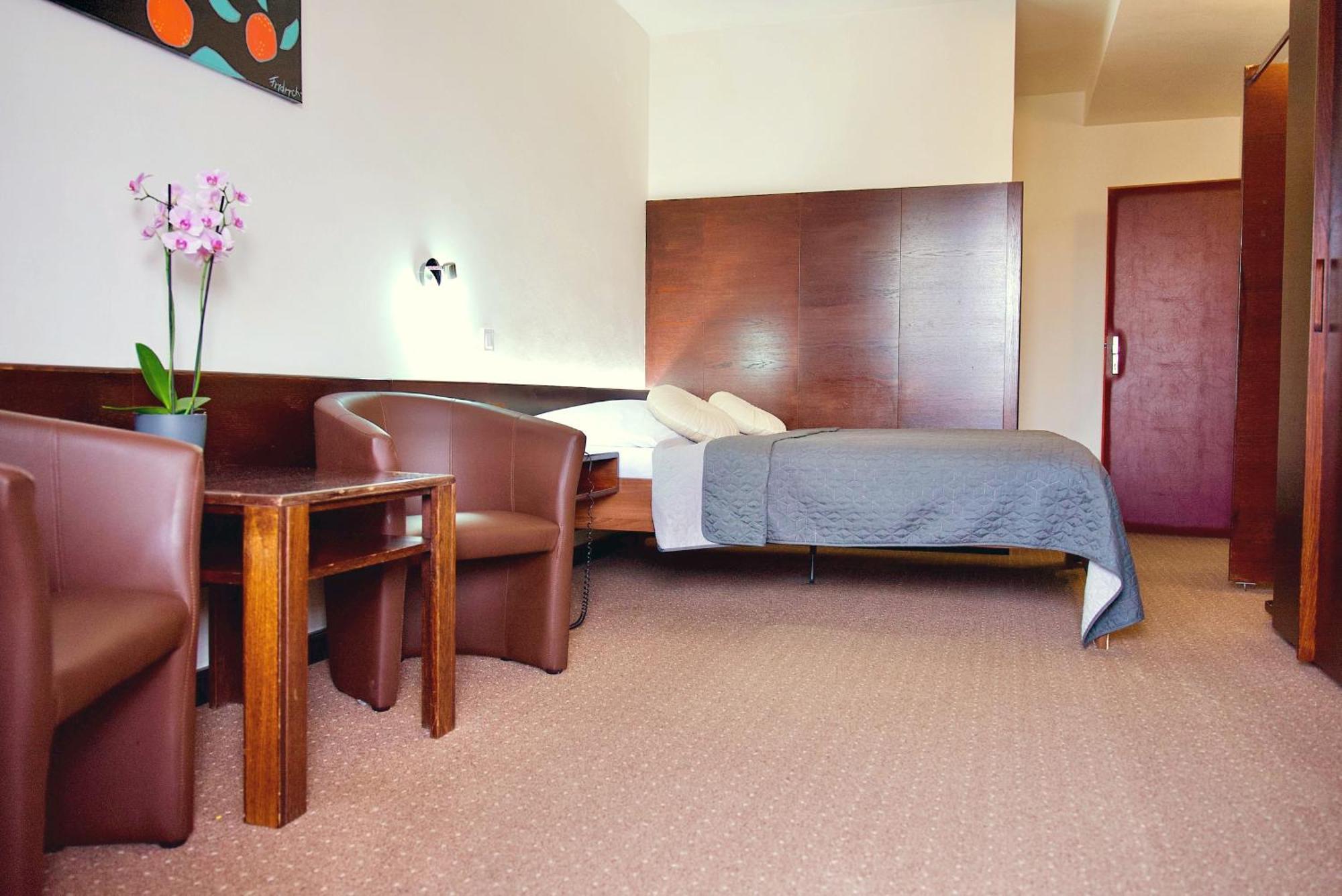 Hotel Merkur - Jablonec Nad Nisou Dış mekan fotoğraf