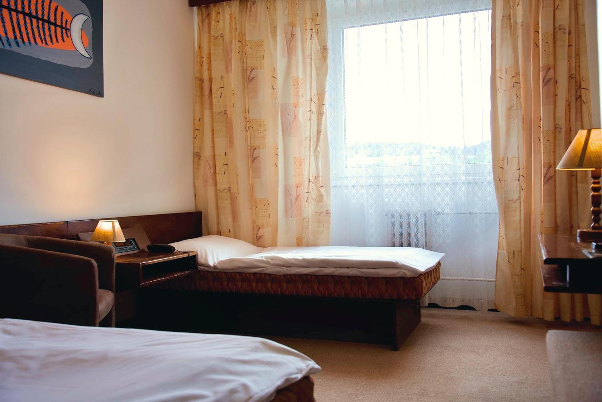 Hotel Merkur - Jablonec Nad Nisou Dış mekan fotoğraf