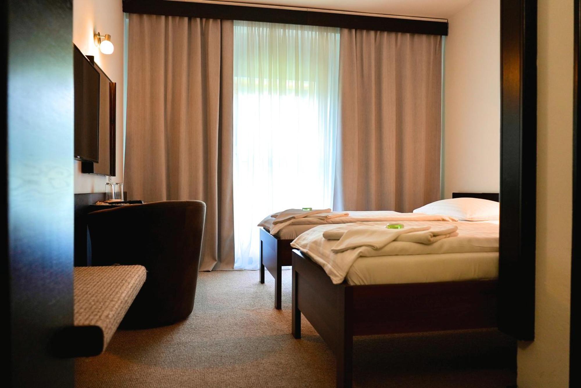 Hotel Merkur - Jablonec Nad Nisou Dış mekan fotoğraf